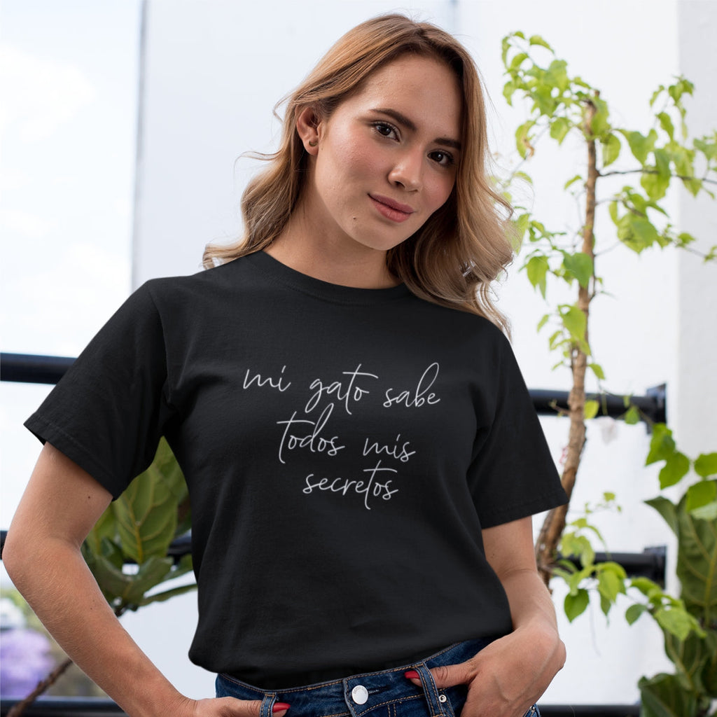 Black Unisex T-shirt Mi gato sabe