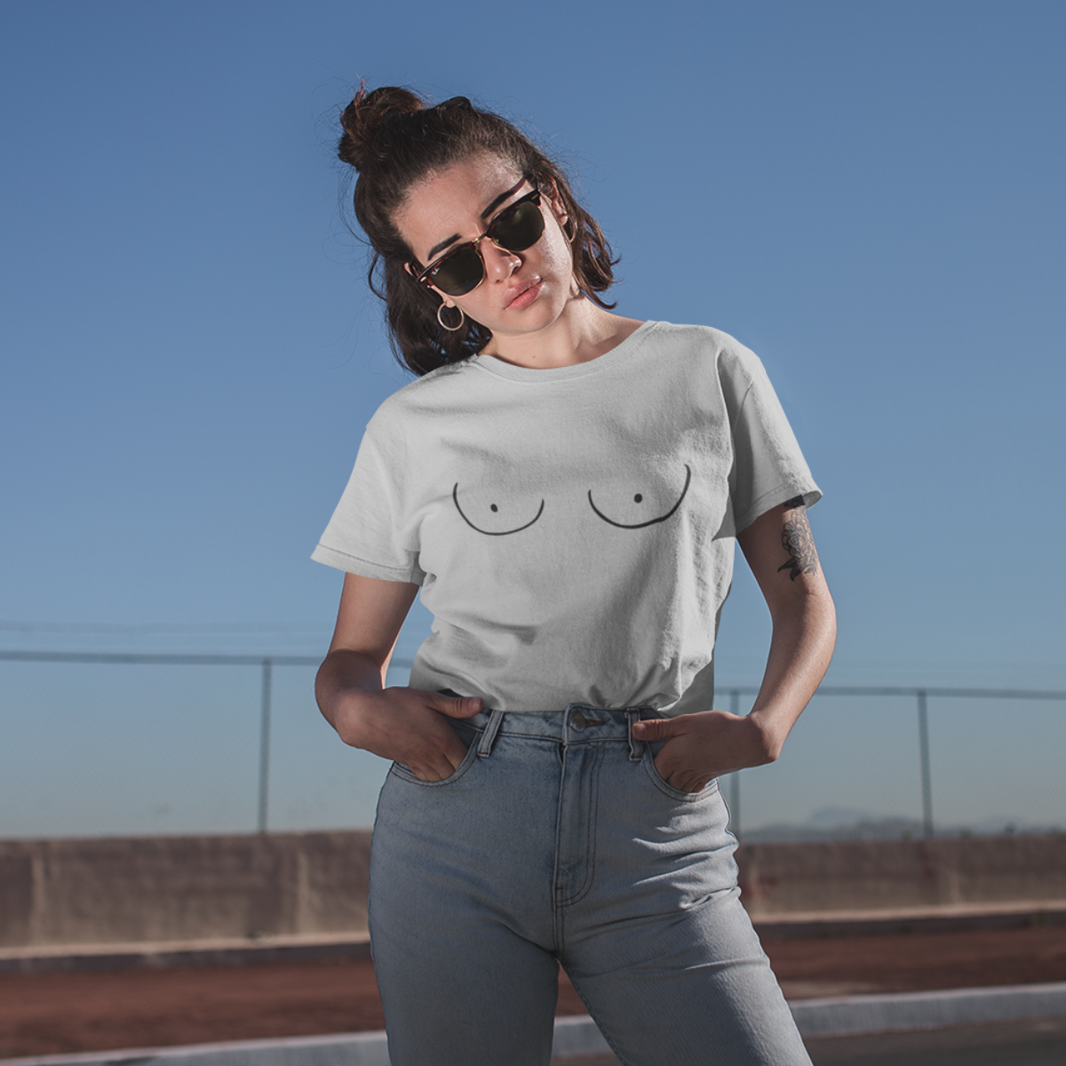 Grau meliertes T-Shirt Brüste